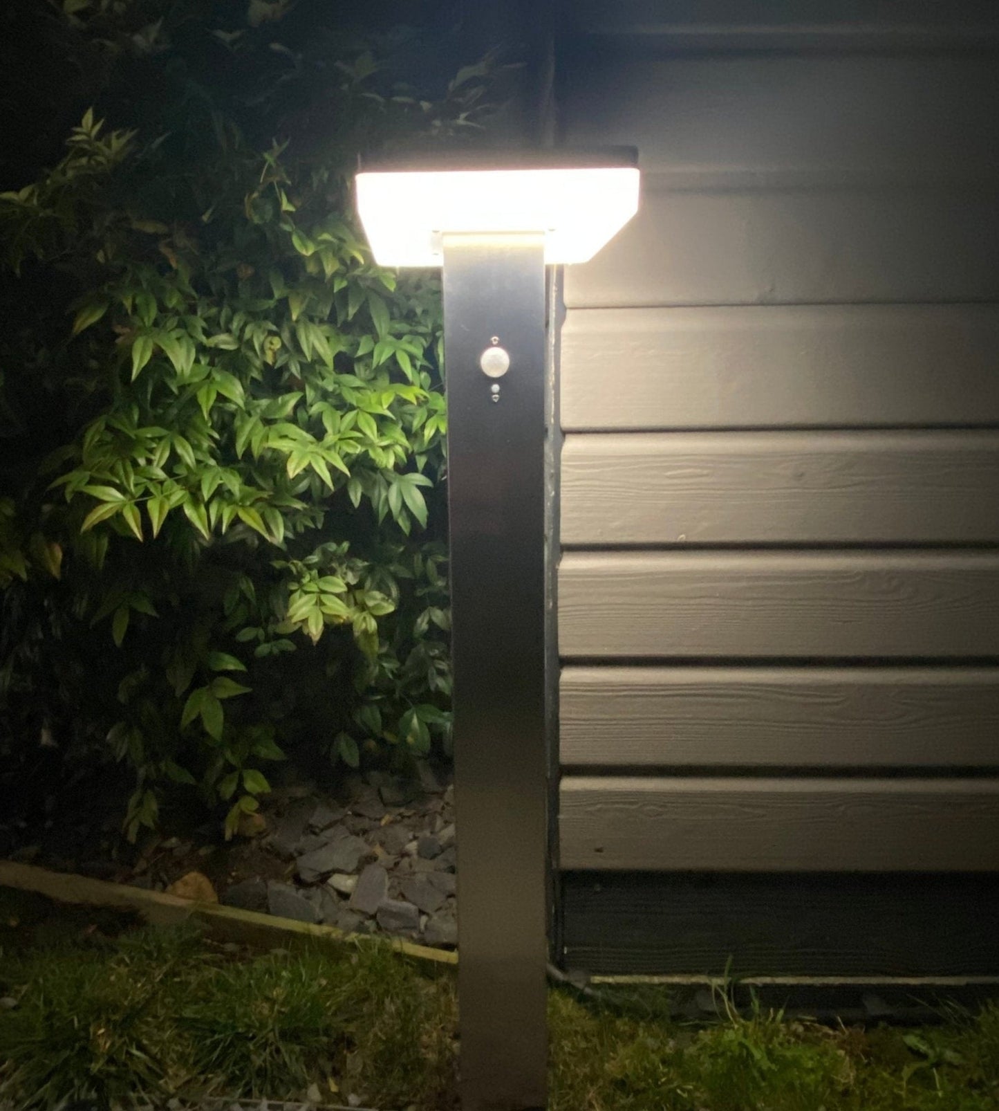 Solar LED Bollard Light – Motion Sensor – 3 Lighting Modes (150–1000 Lumens)