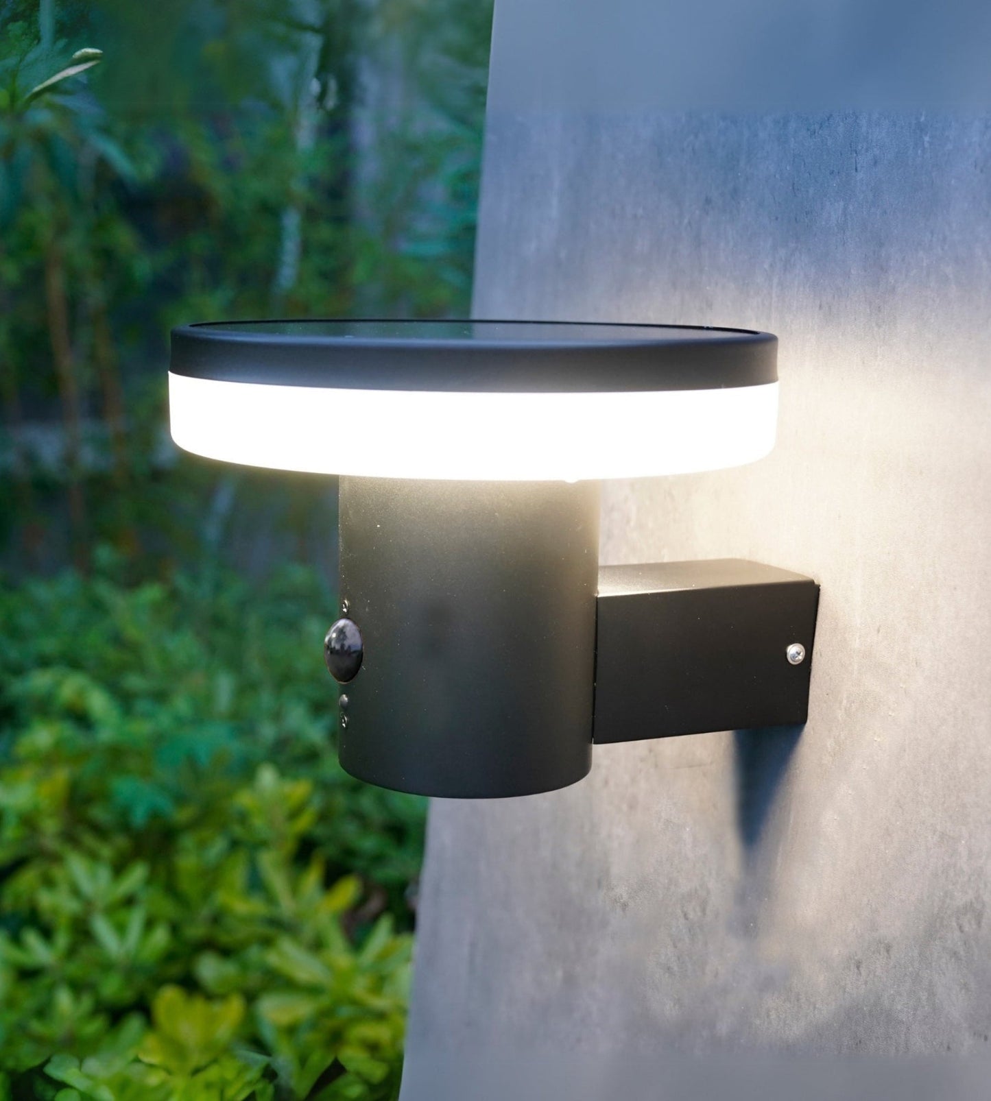 Solar LED Wall Light – Motion Sensor – 3 Lighting Modes (150–1000 Lumens)