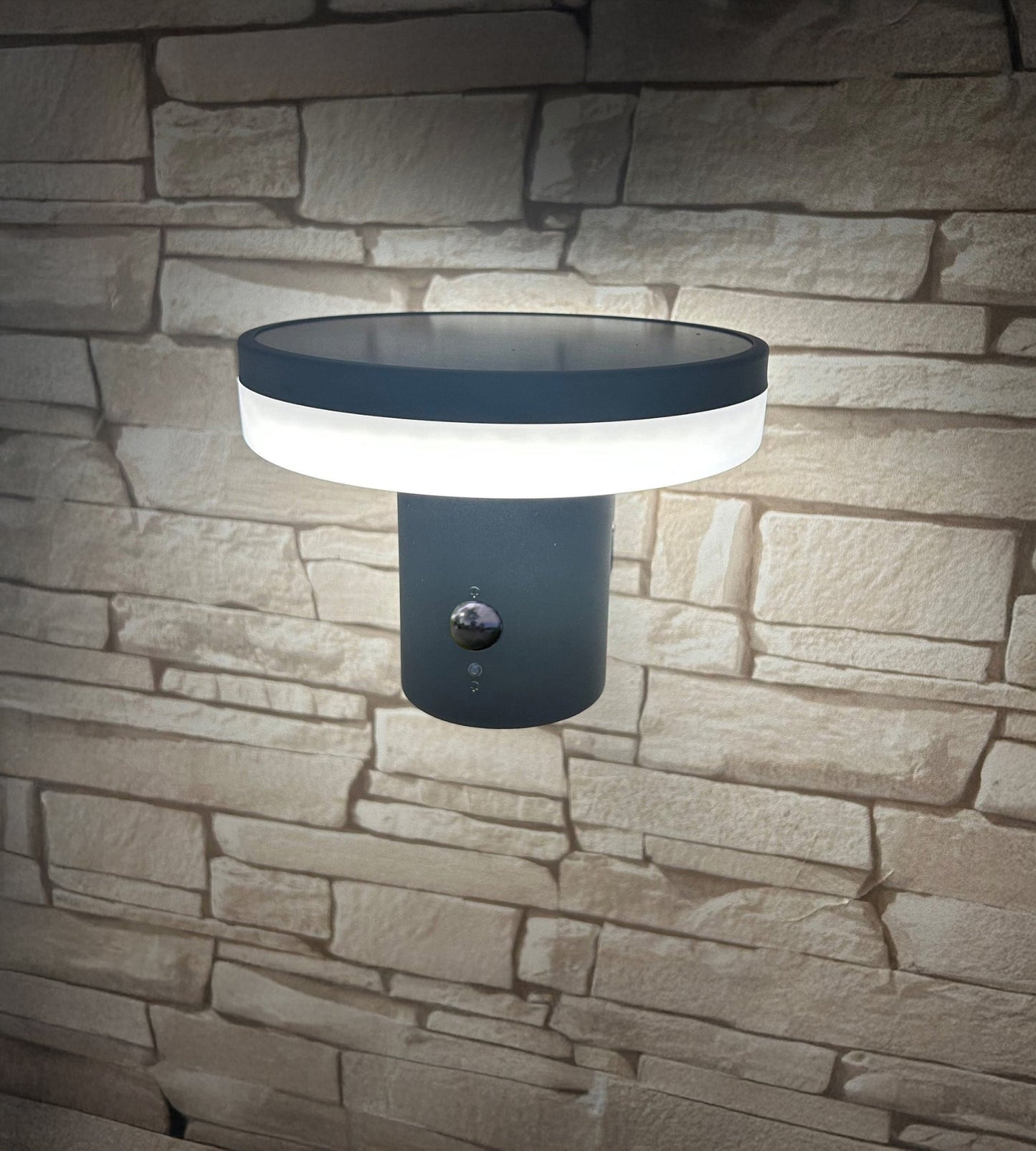 Solar LED Wall Light – Motion Sensor – 3 Lighting Modes (150–1000 Lumens)