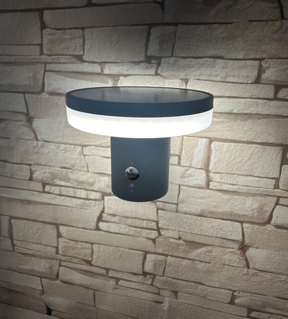 Solar LED Wall Light – Motion Sensor – 3 Lighting Modes (150–1000 Lumens)
