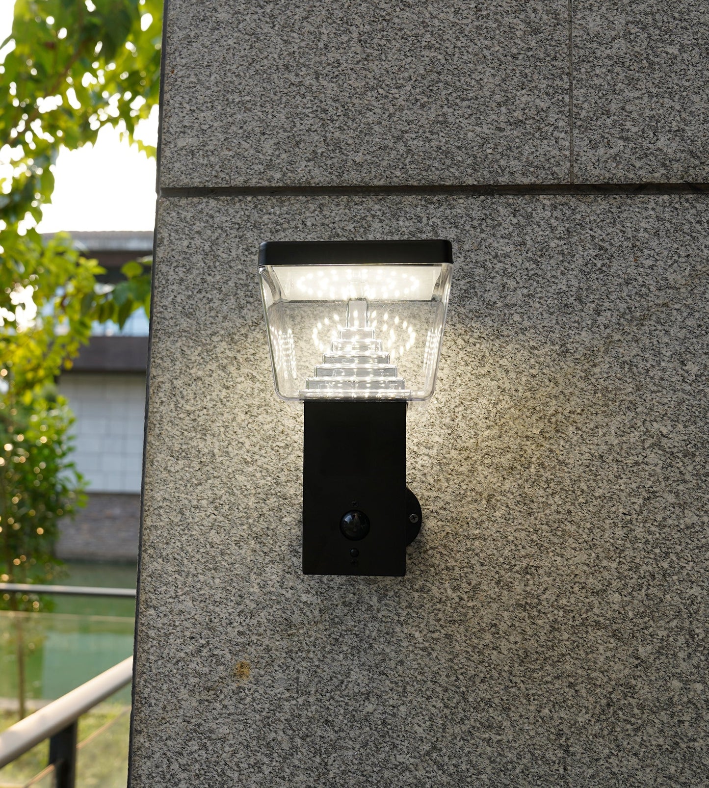 Solar LED Wall Light – Motion Sensor – 3 Lighting Modes (100–1000 Lumens)