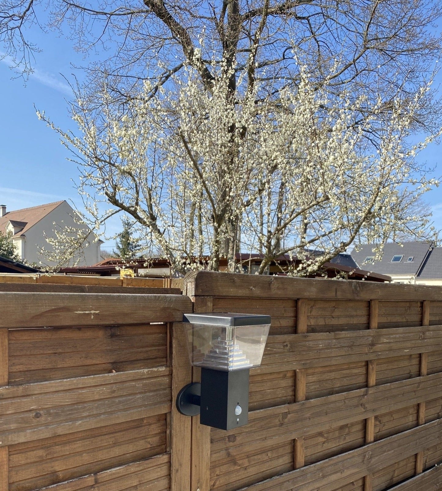 Solar LED Wall Light – Motion Sensor – 3 Lighting Modes (100–1000 Lumens)