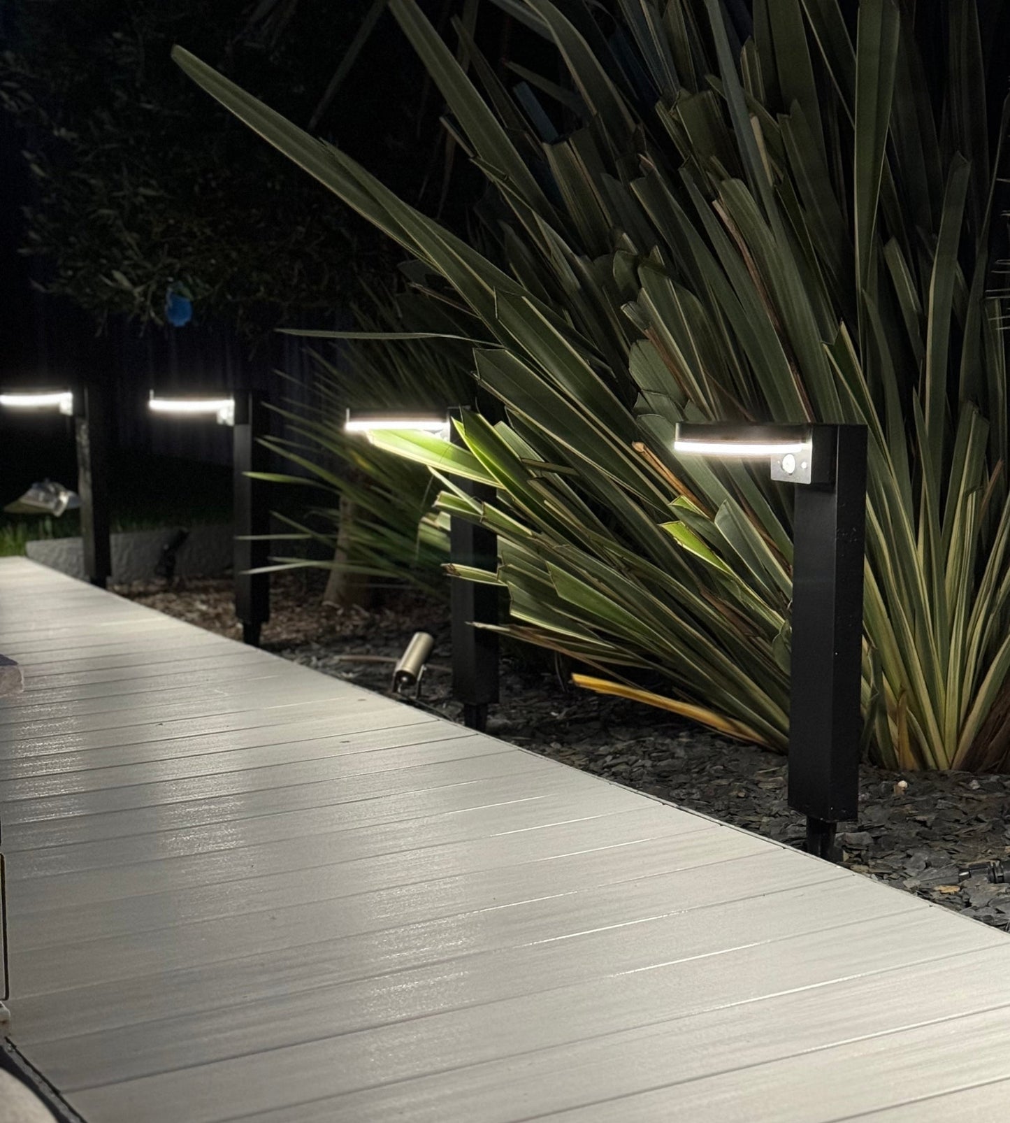 Solar LED Bollard Light – Motion Sensor – 3 Lighting Modes (100–1000 Lumens)