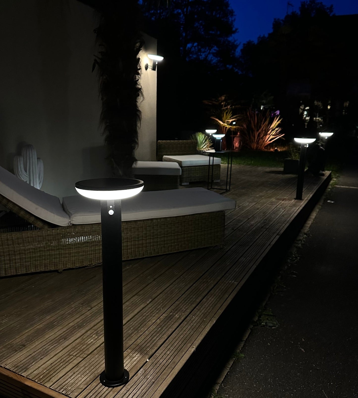 Solar LED Bollard Light – Remote Control – Adjustable Lighting Modes