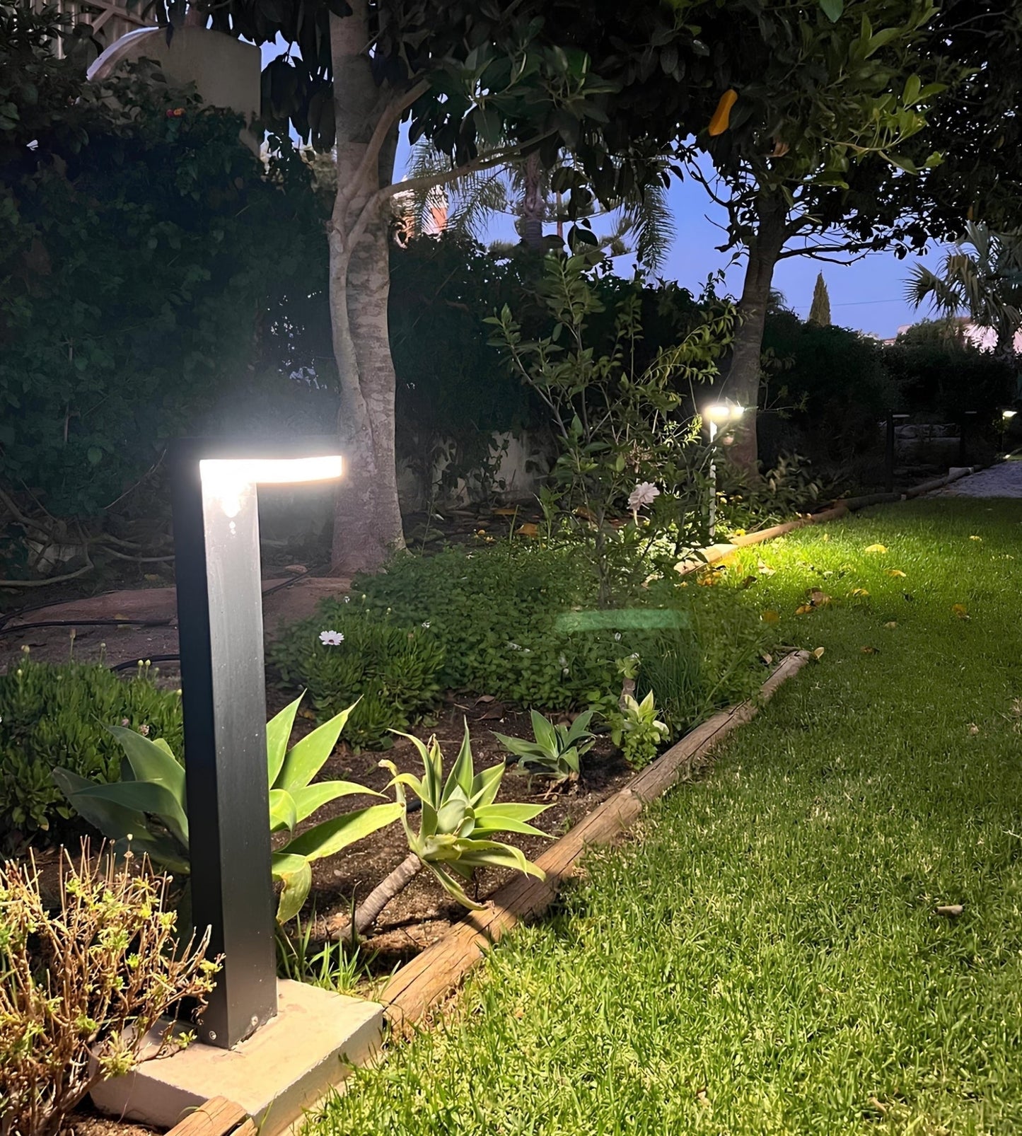Solar LED Bollard Light – Motion Sensor – 3 Lighting Modes (100–1000 Lumens)