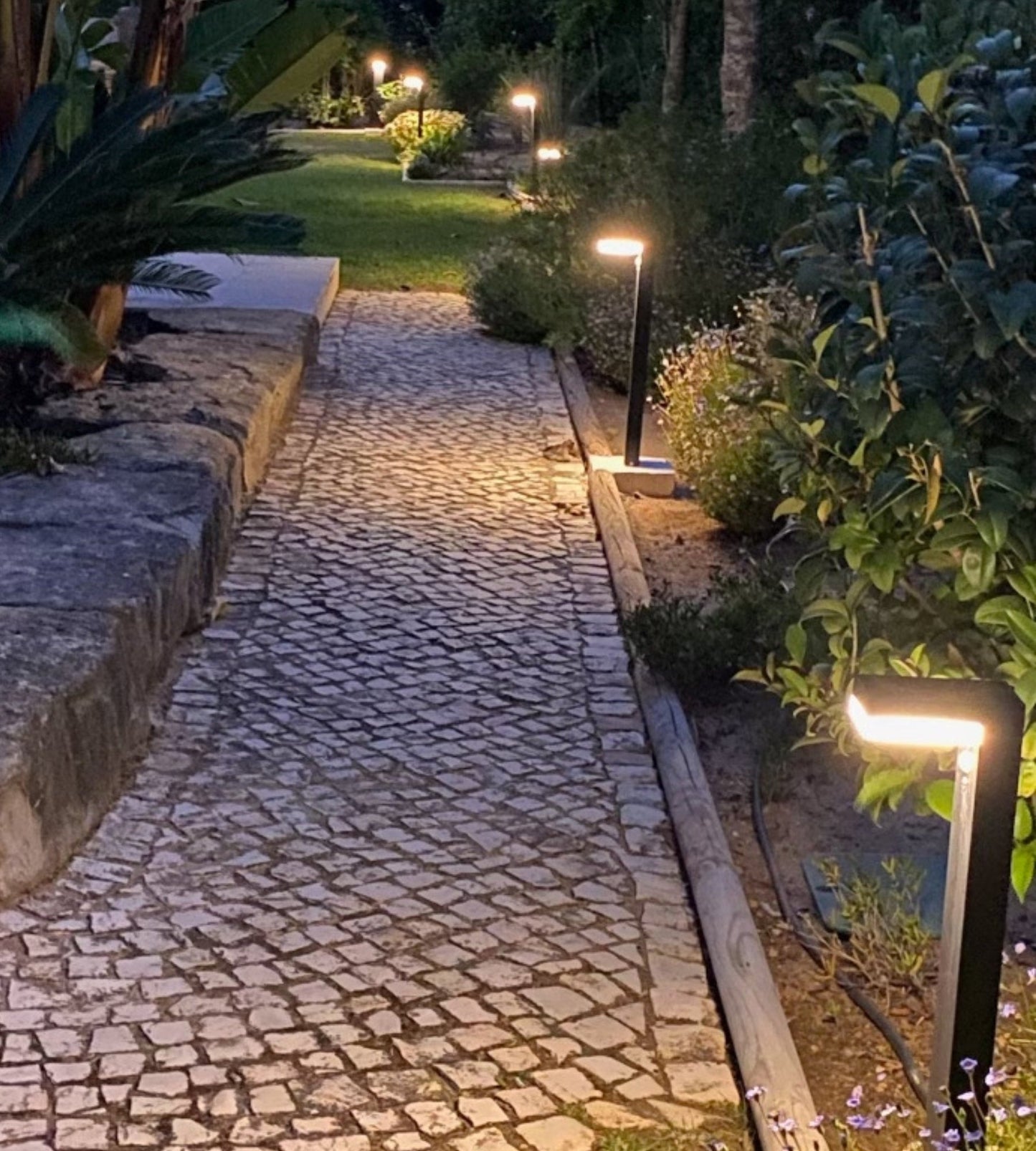 Solar LED Bollard Light – Motion Sensor – 3 Lighting Modes (100–1000 Lumens)