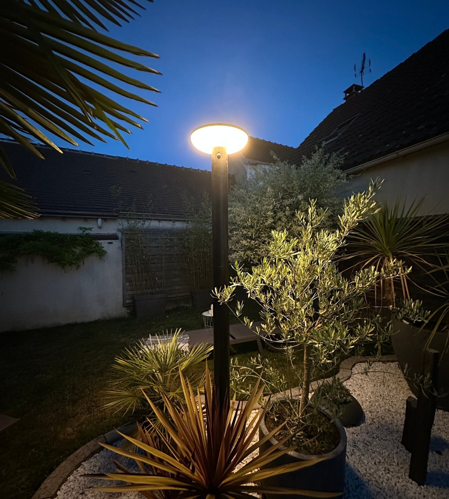 Solar LED Floor Lamp – Sensor & Remote Control – Outdoor Lighting