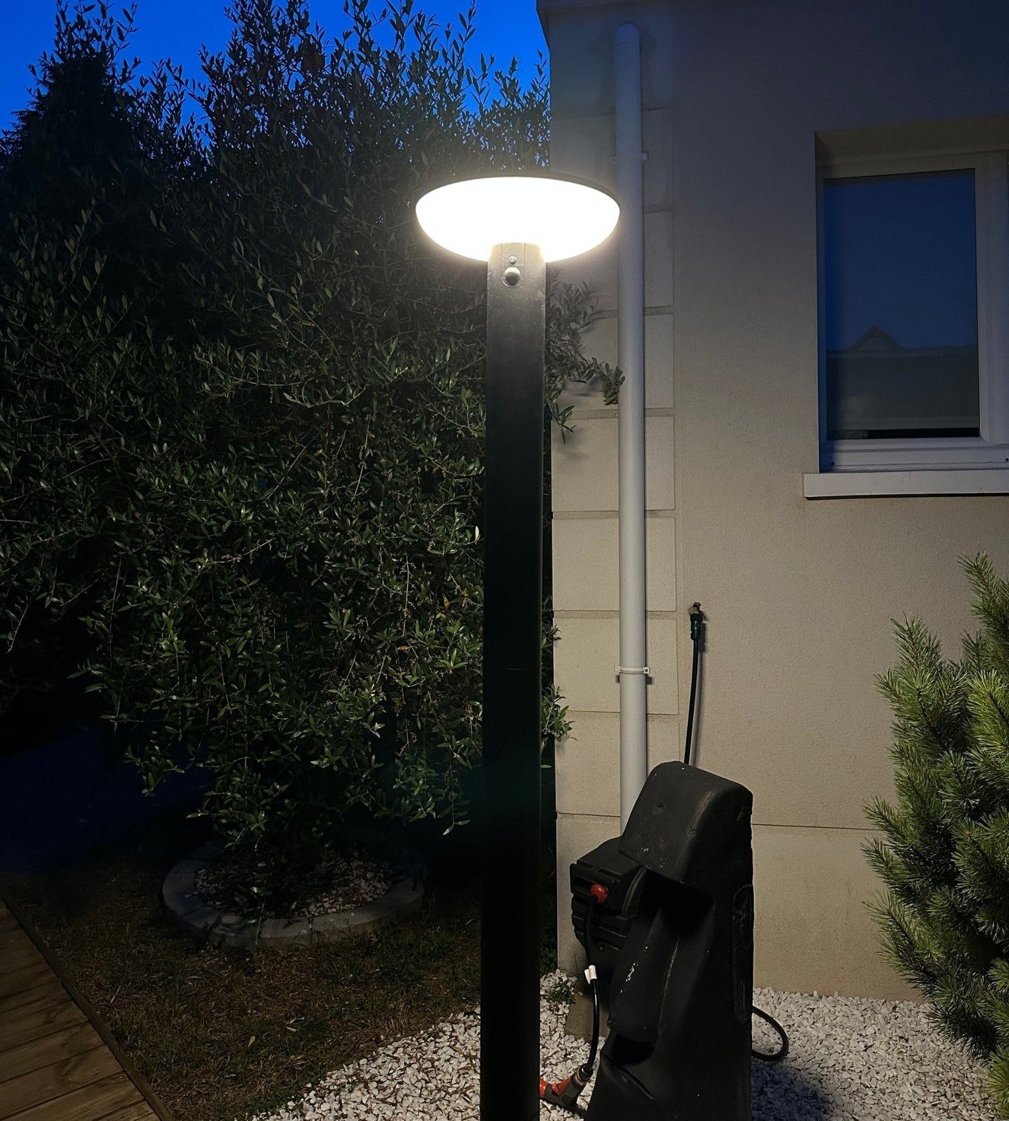 Solar LED Floor Lamp – Sensor & Remote Control – Outdoor Lighting