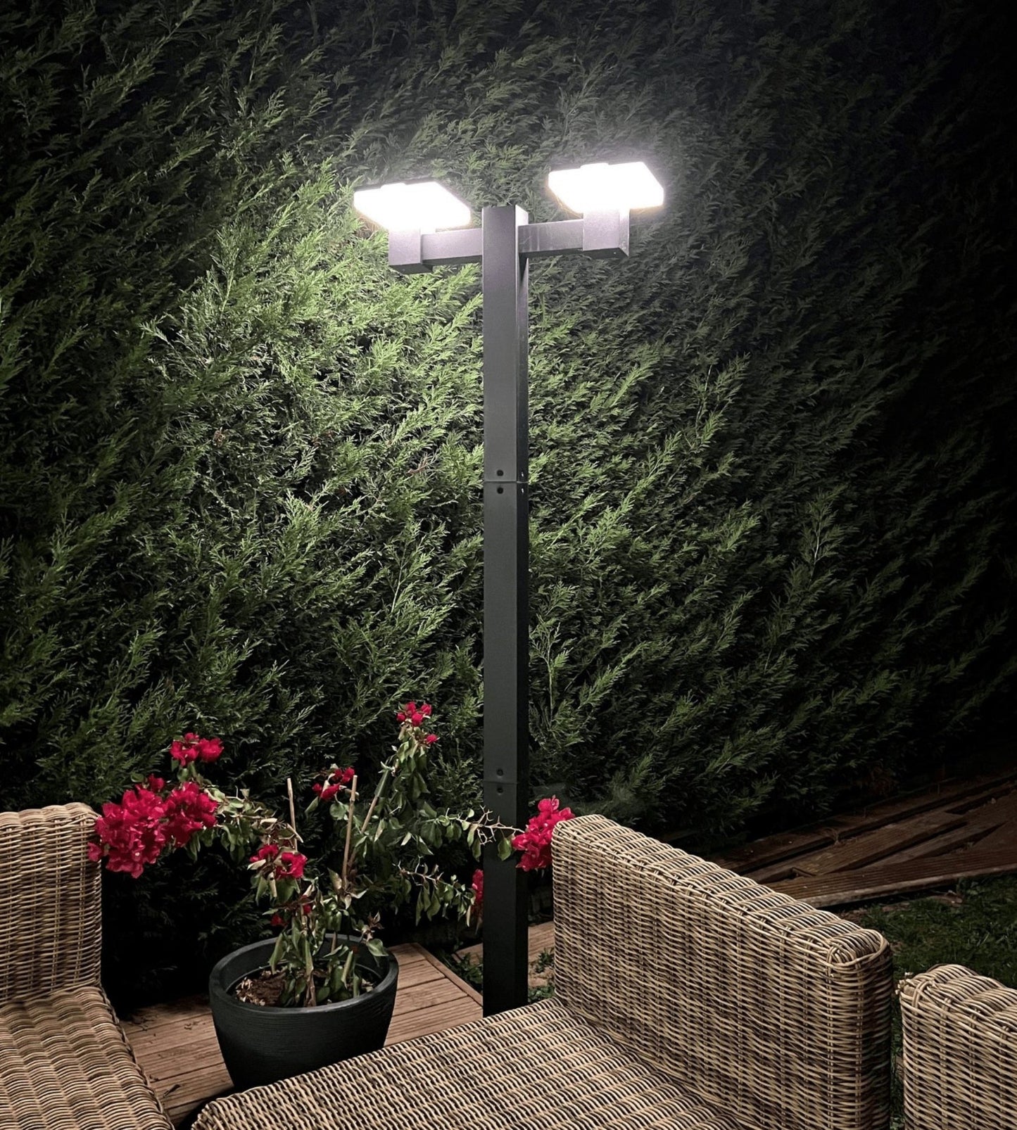 Solar LED Floor Lamp – Adjustable Height (1.2–2m) – 200–2000 Lumens – Remote Control