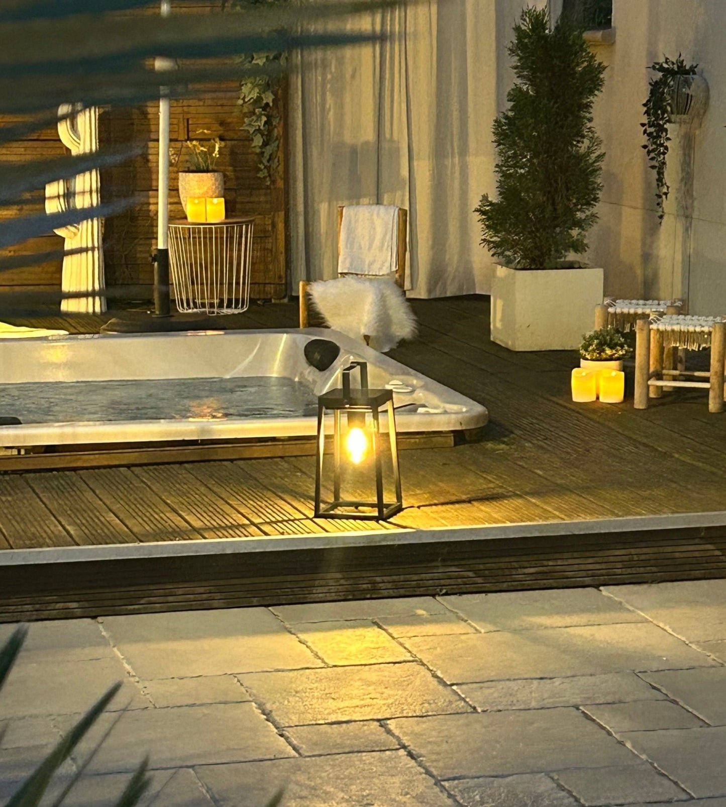 Solar LED Lantern – Warm Outdoor Decorative Fairy-Style Light